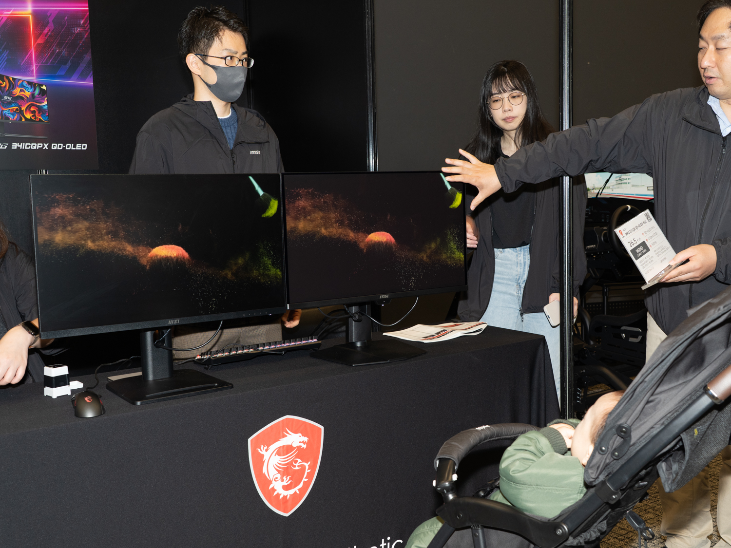 MPG 271QR QD-OLED X50の映りをデモする比較展示