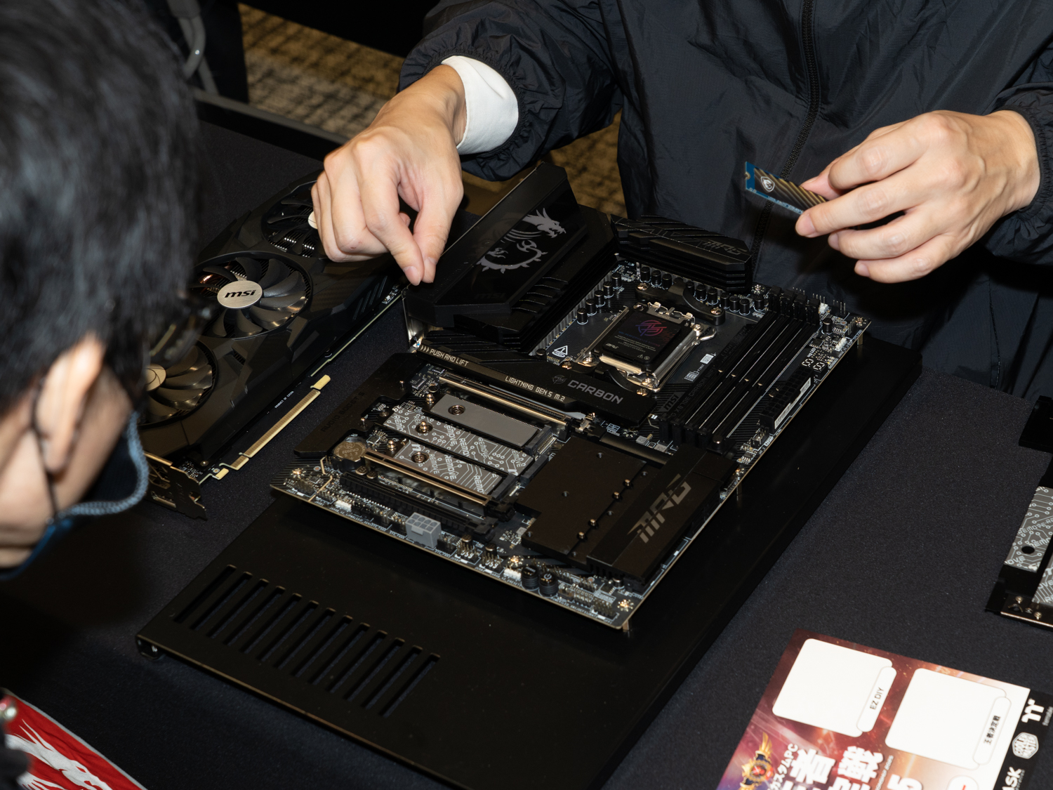 ツールレスでストレージを入れ替えられる利便性をアピールした