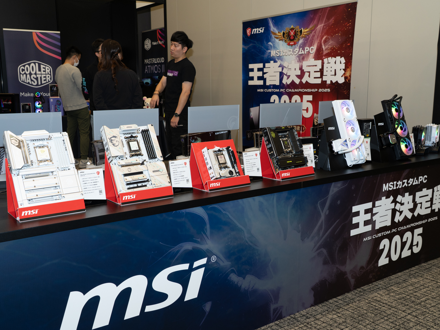 マザーボードやCPUクーラーも展示していた