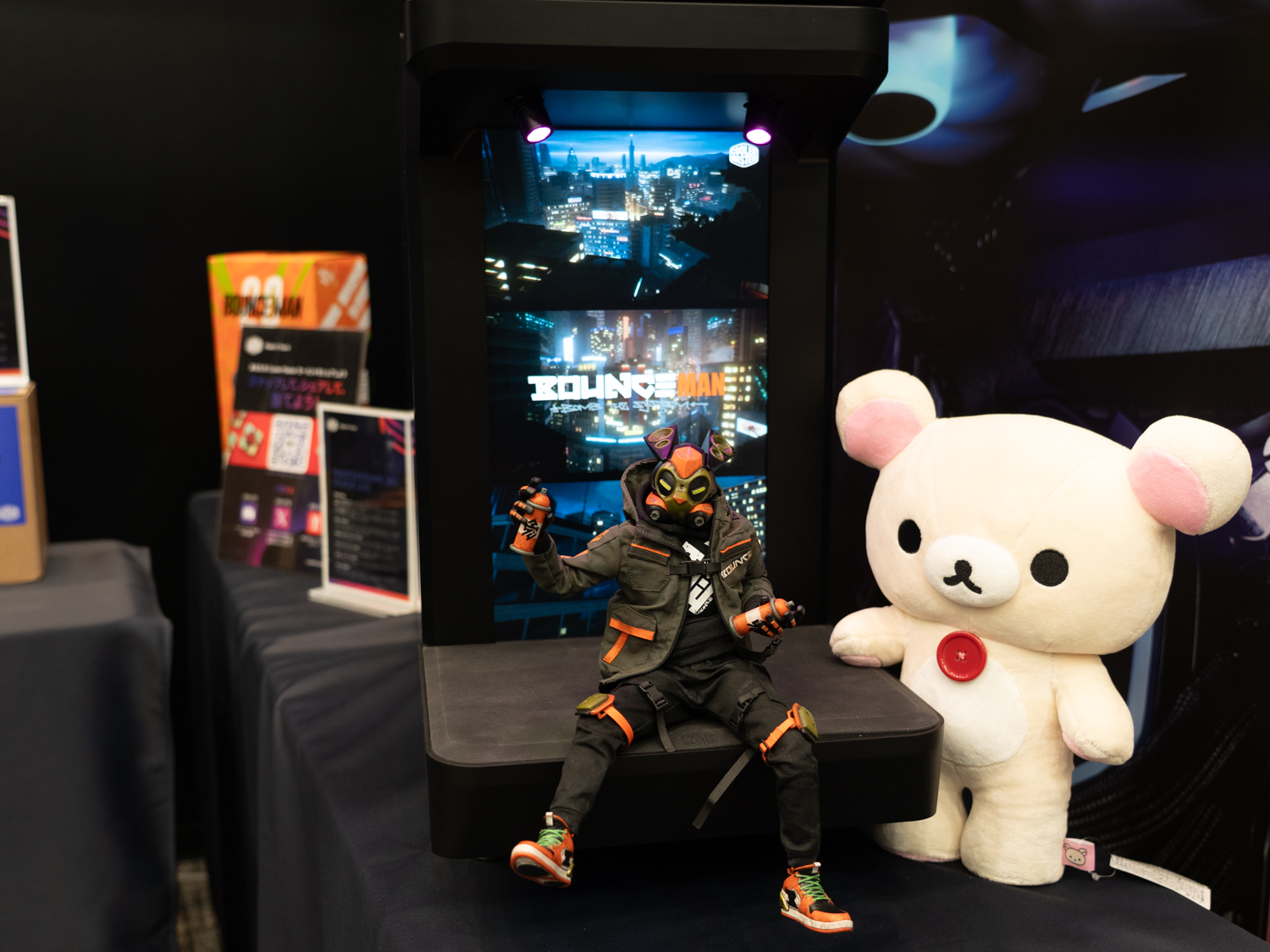 フィギュア展示に特化したケースデザインが異彩を放っていた