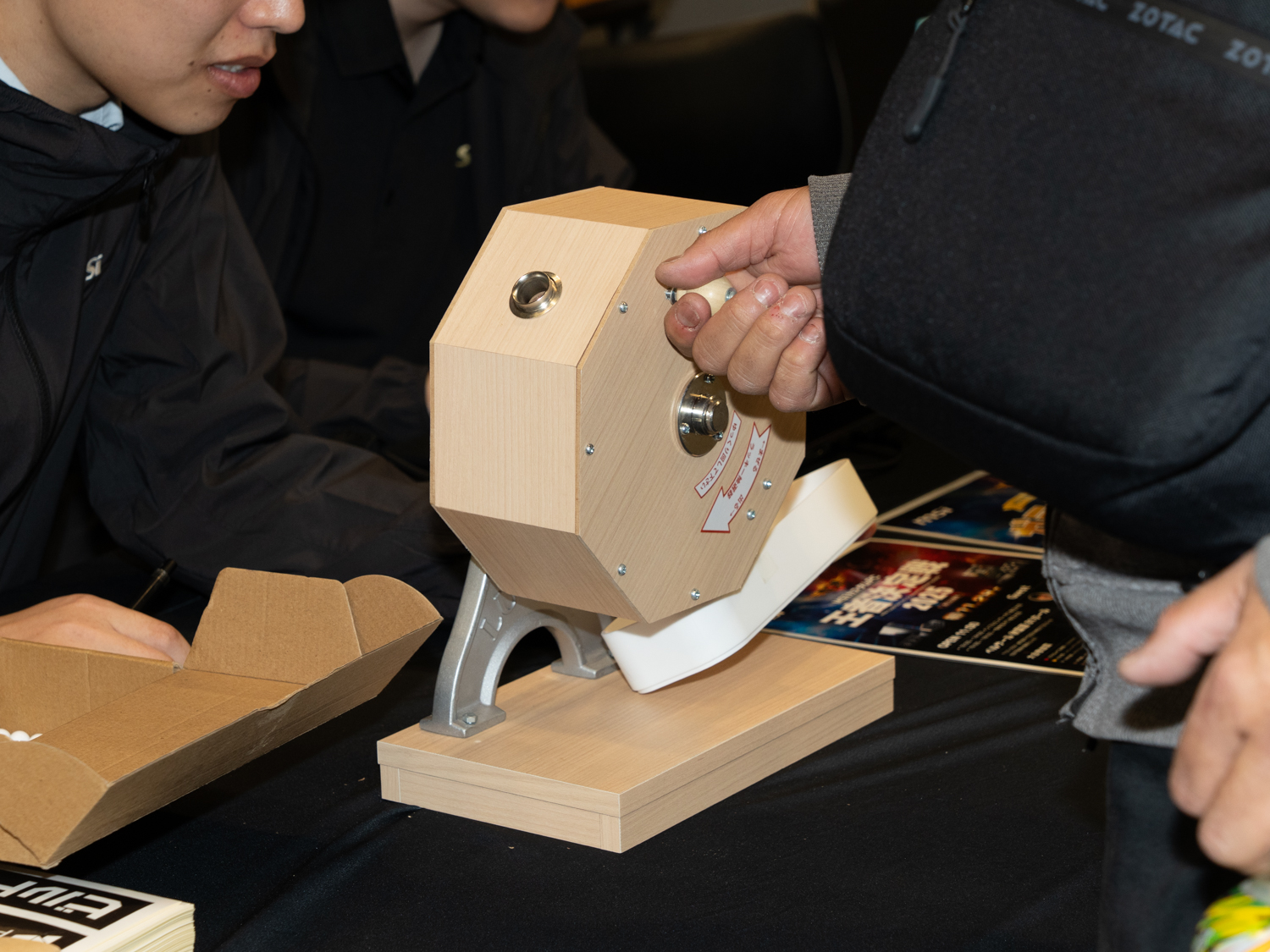 主催/協賛メーカー品の購入で最大5回まで回せるガラポンを実施