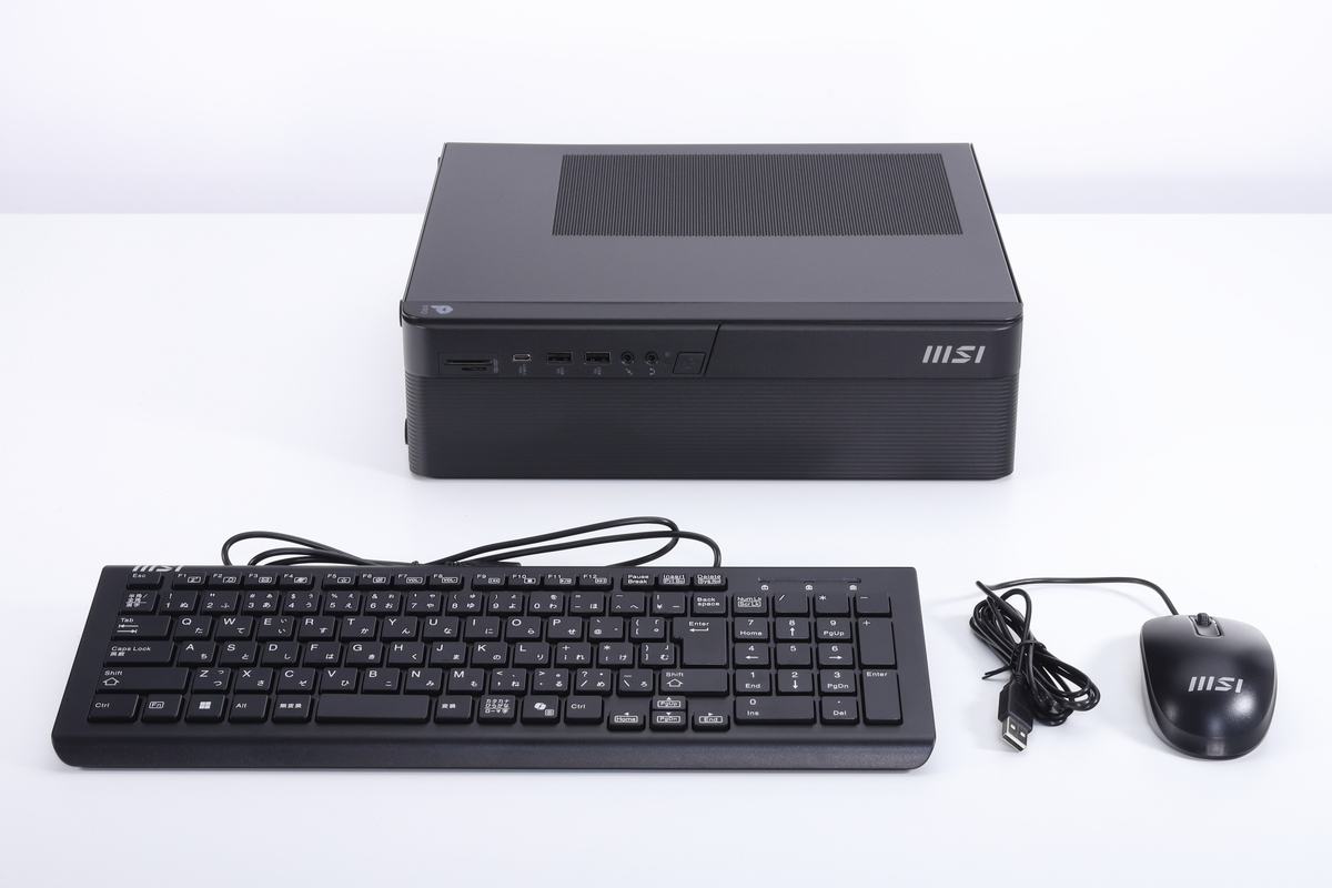 Copilotキー搭載キーボードとマウスが付属する