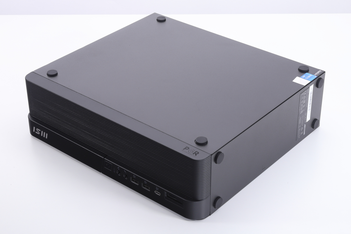 接地面には各4個のゴムブッシュを装備。専用のスタンドなどを用いることなく縦置き/横置きのいずれも高い安定性を実現している