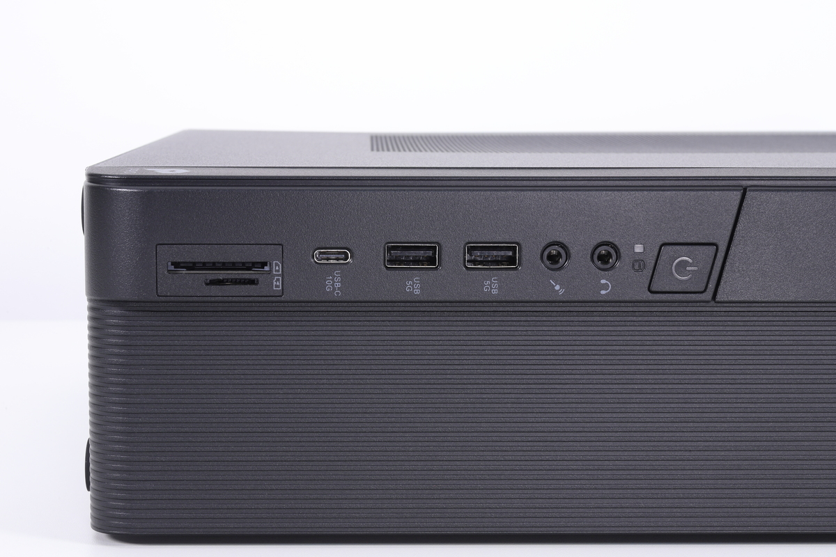 フロントパネルインターフェイスは、縦横いずれの設置方向でもアクセスしやすい