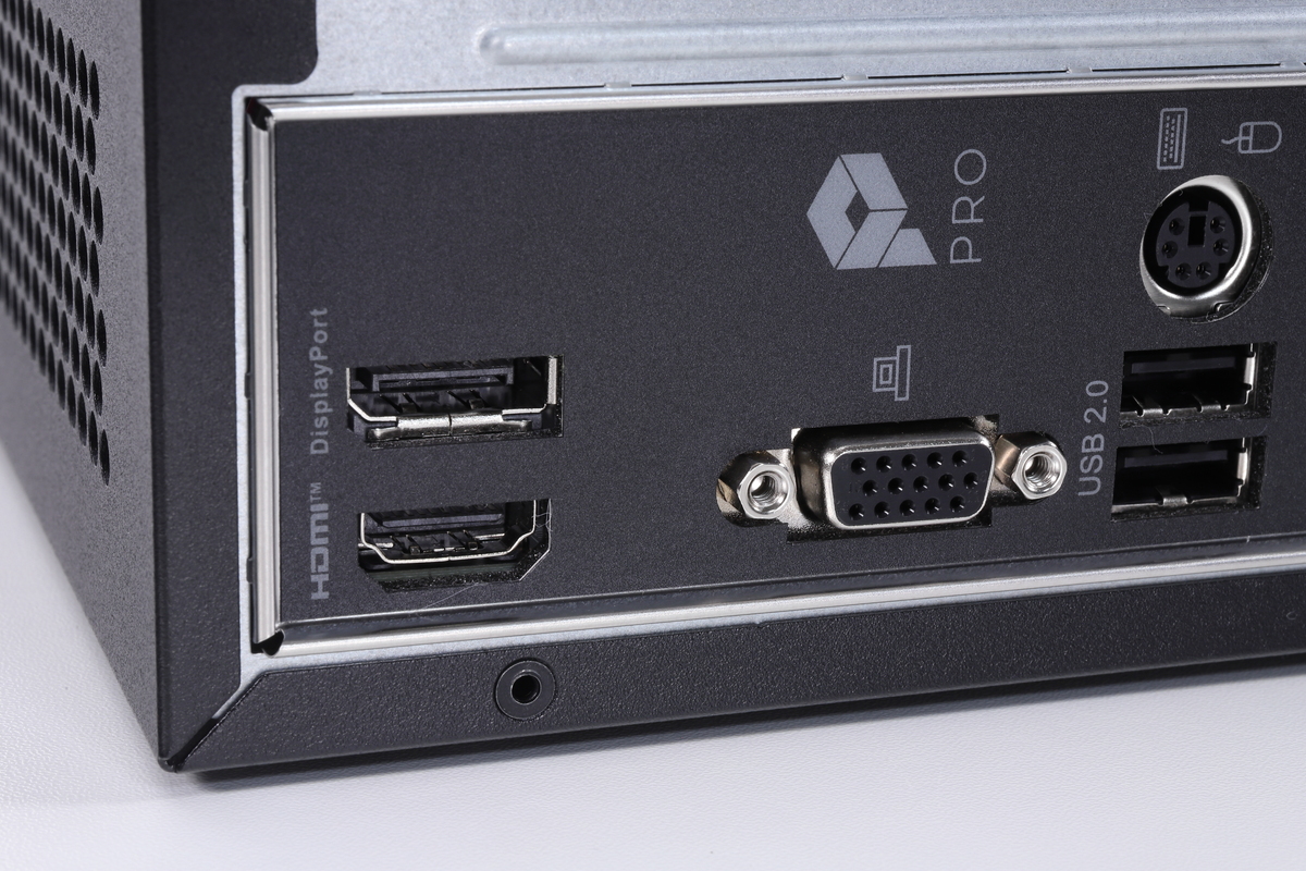 HDMI 2.1とDisplayPort 1.4に加え、アナログ出力のD-subを装備。レガシーなディスプレイやプロジェクターとも接続可能だ