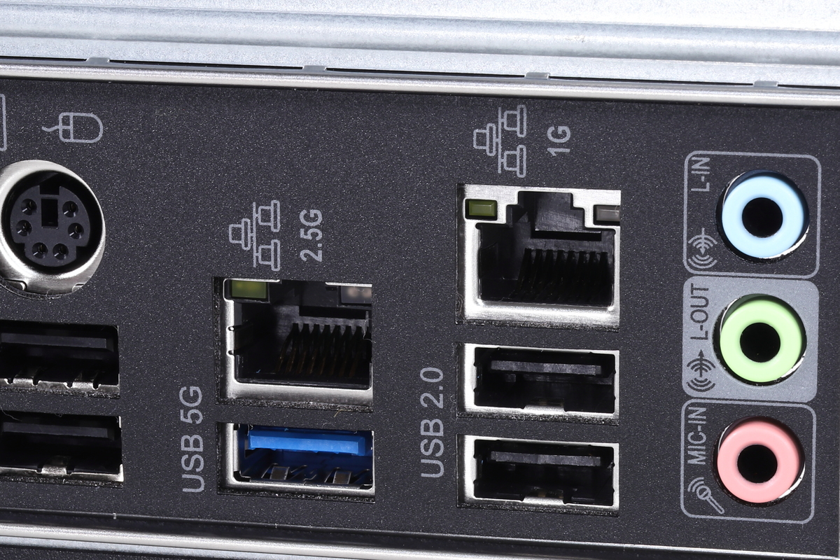 2.5GbEと1GbEの2系統の有線LANポートを搭載。これに加えWi-Fi 6E対応の無線LAN機能まで備えている