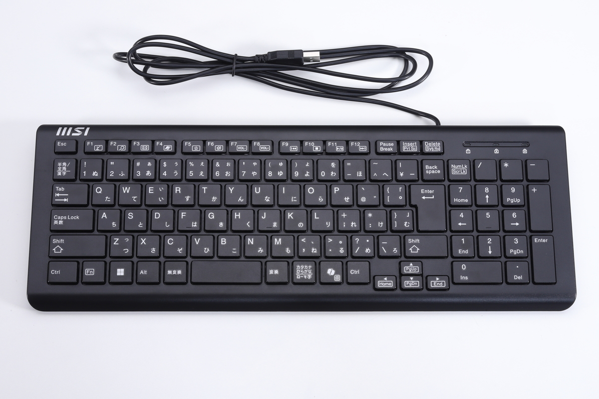 同梱のキーボード。有線によるUSB接続に対応し、日本語配列を採用したテンキーおよびCopilotキー付きの有線式キーボード