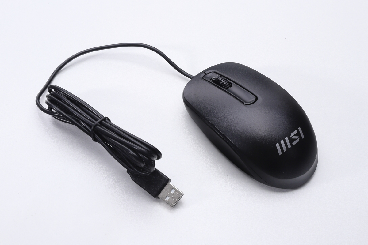 同梱のマウス。有線によるUSB接続の光学式マウスで、ホイールを備えたオーソドックスなマウスだ