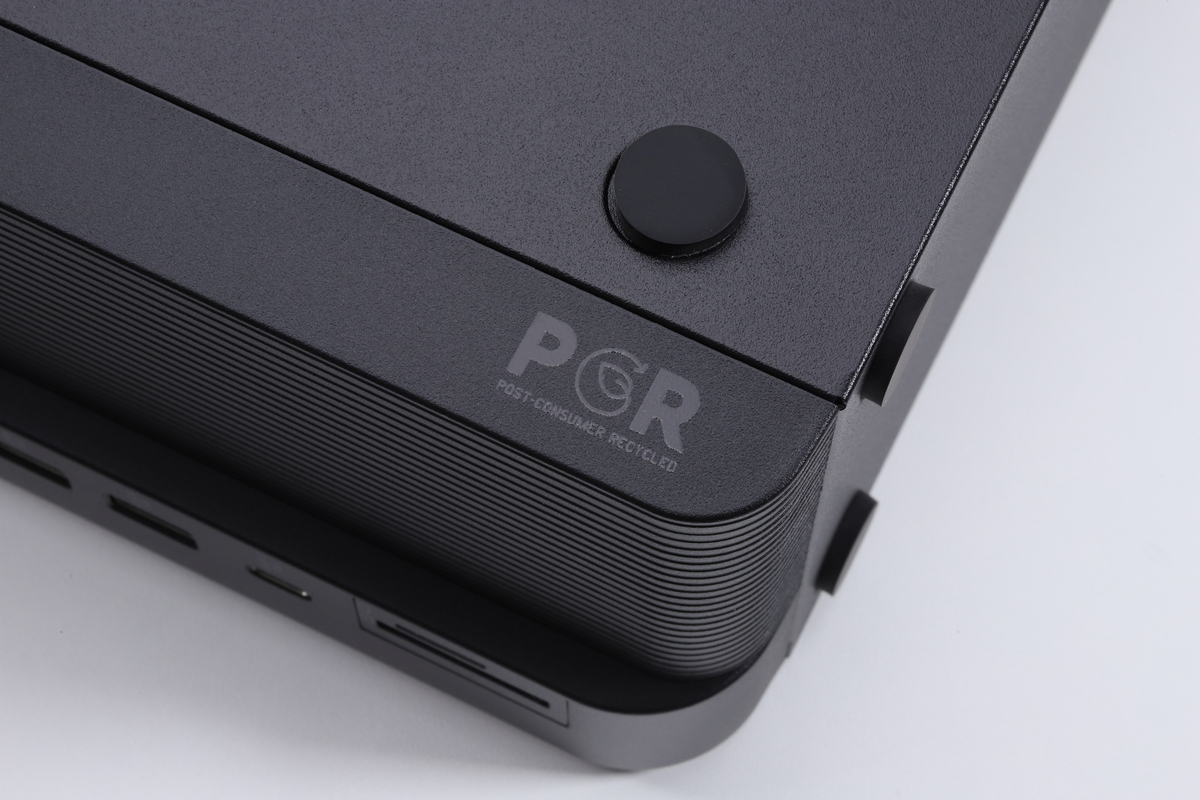 接地面には各4個のゴムブッシュを装備。専用のスタンドなどを用いることなく縦置き/横置きのいずれも高い安定性を実現している