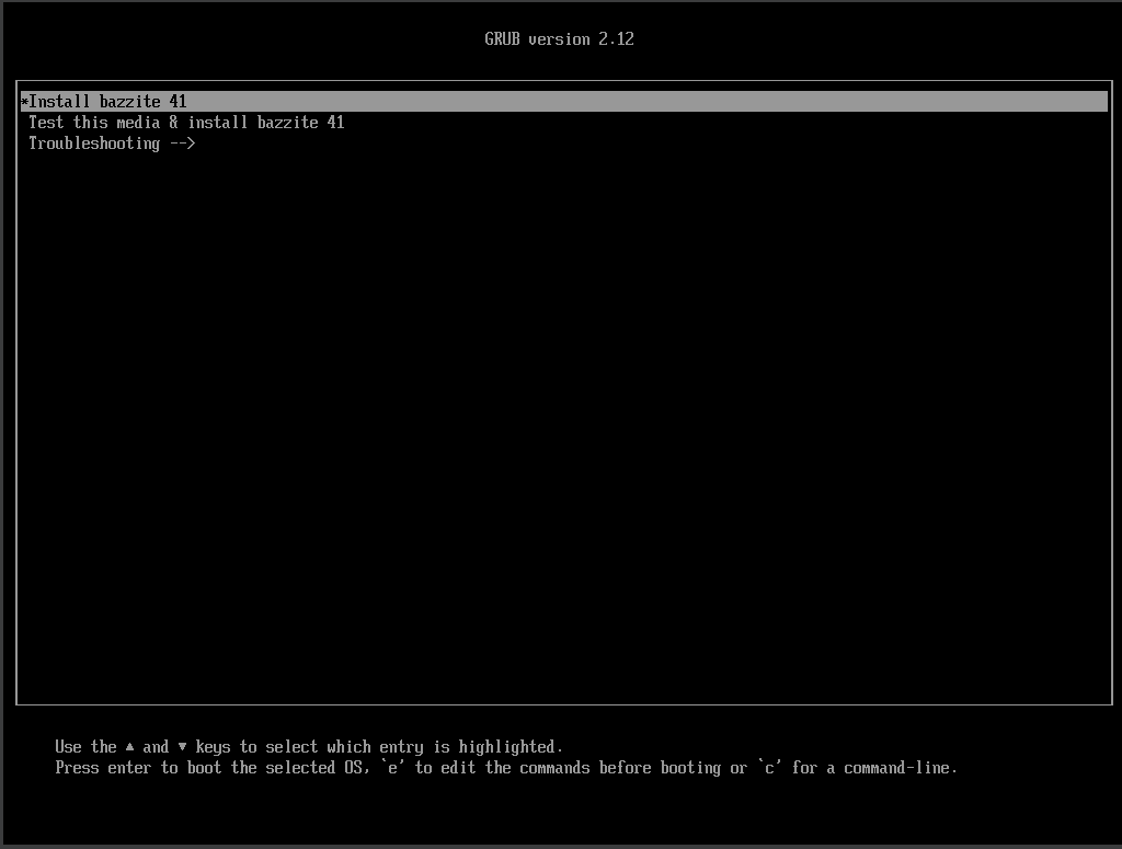 最初にUSBメモリから起動した直後のメニュー。一番上の「Install bazzite」を矢印キー上下で選択してEnterキーを叩こう