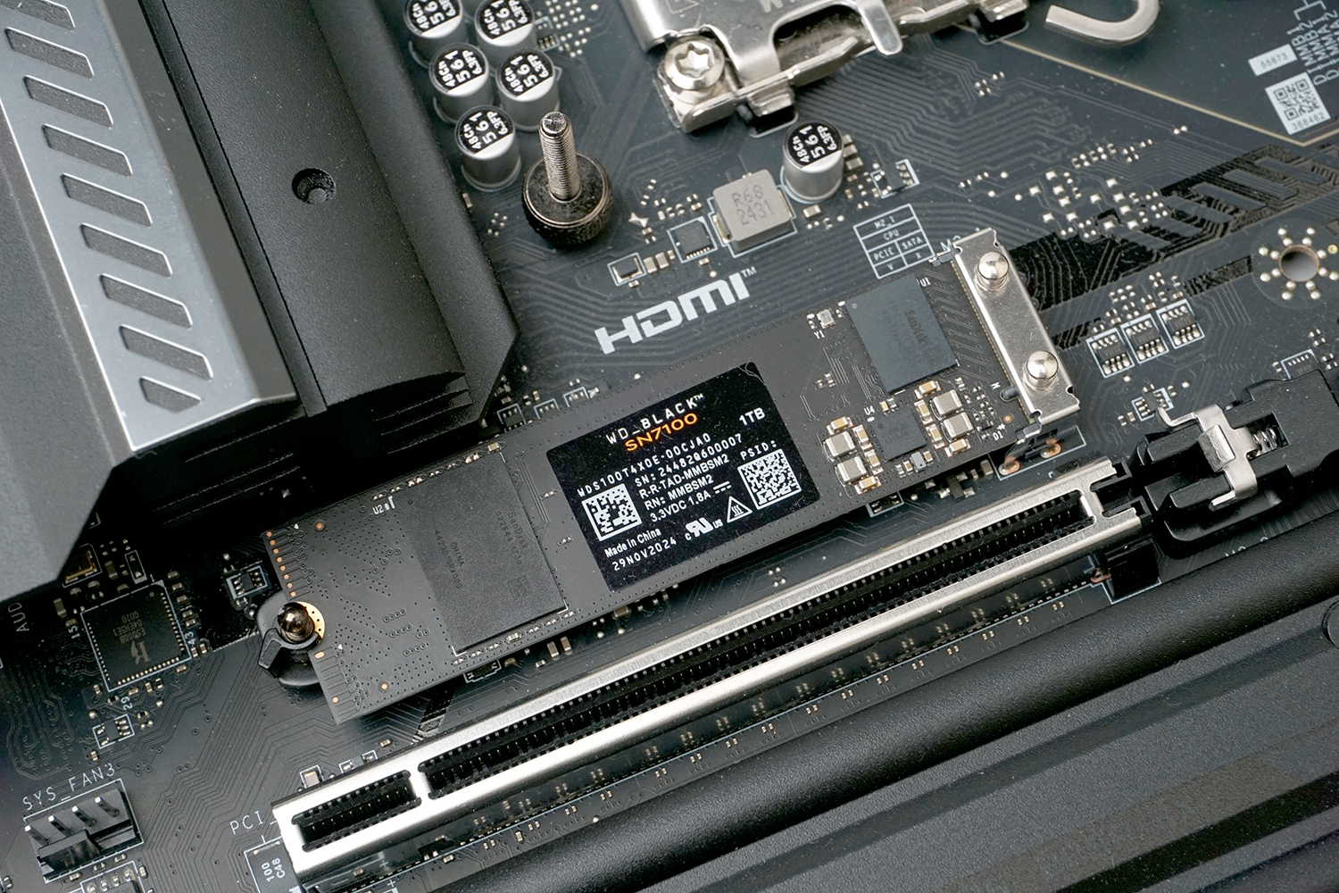 Z890のマザーボードはMSI MAG Z890 TOMAHAWK WIFI。CPUに一番近いGen 5対応のM.2スロットにSSDを装着してテストしている