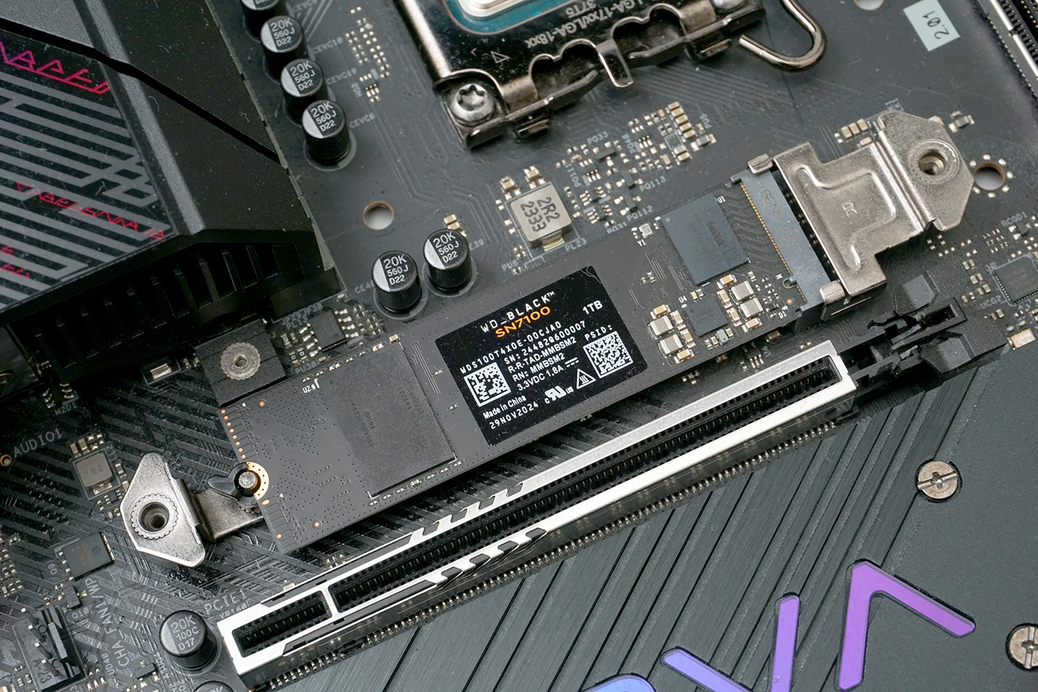 Z790のマザーボードはASRock Z790 Nova WiFi。Z790はGen 5のSSDを標準サポートしていない。本機では、ビデオカード用のPCI Express 5.0 x16レーンを分割してSSD用に割り当てることでGen 5への対応を実現している