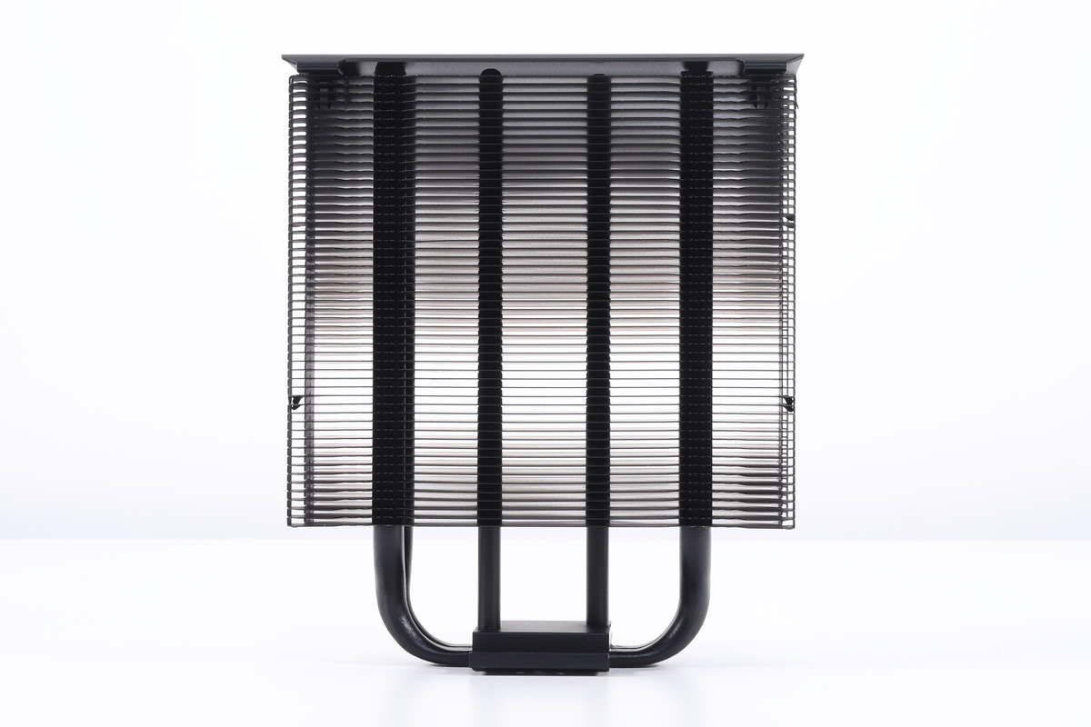 U字状に配置された2本の一般的なヒートパイプに加え、ベース部から垂直に伸びるヒートパイプを2本備えている