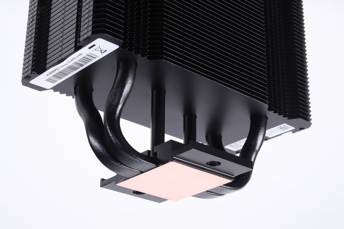 ベースプレートに伝わった熱は、U字状ヒートパイプと3DHPヒートパイプで放熱フィンに伝導する