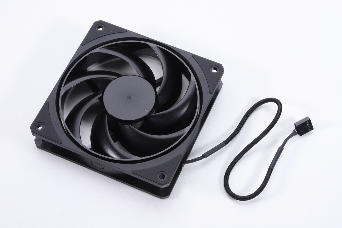 セミファンレス動作が可能なCooler Master製120mmファン「MOBIUS 120」を標準搭載