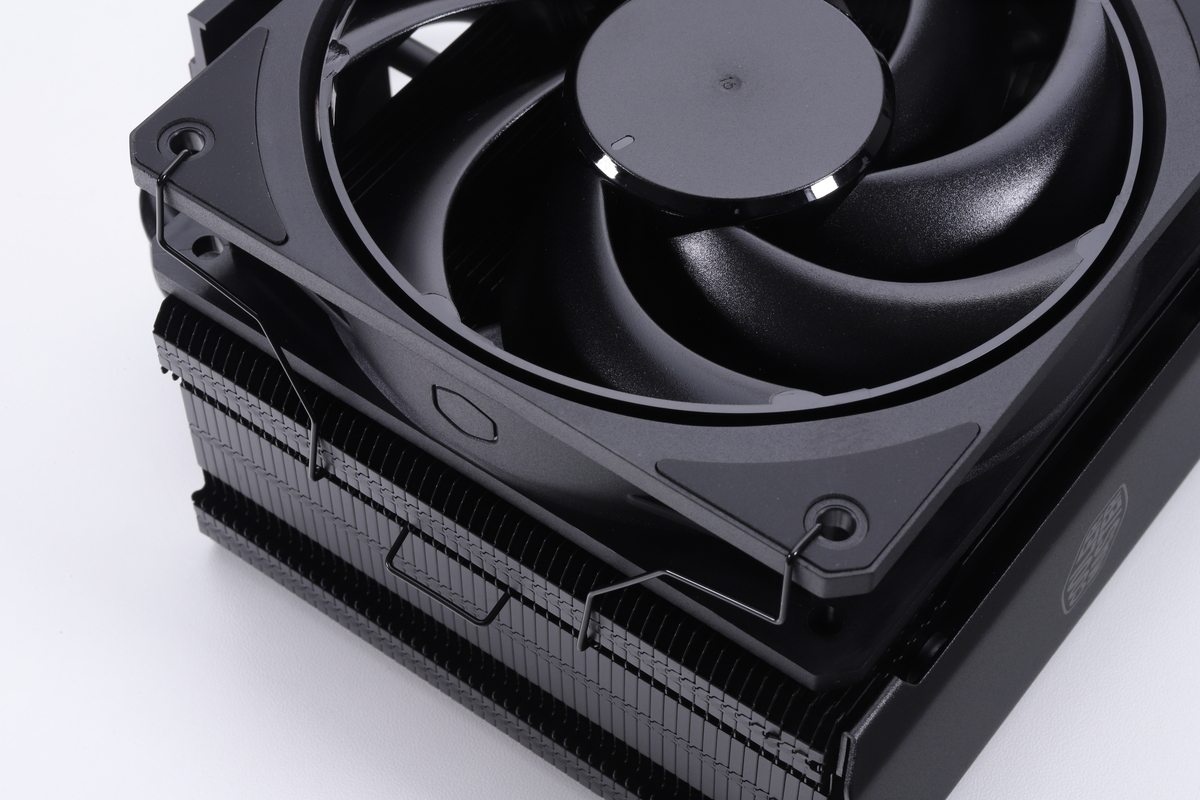 冷却ファンは専用のワイヤークリップでヒートシンクに取り付ける