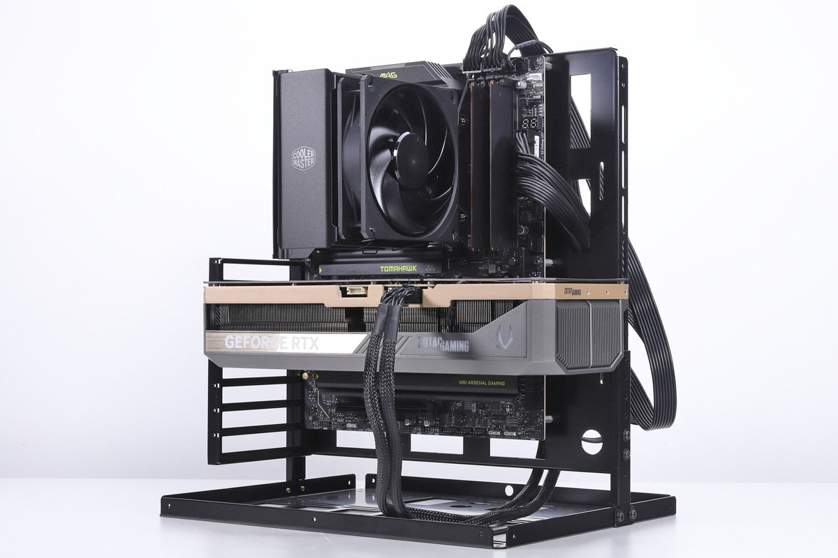 Core Ultra 7 265KとGeForce RTX 5080を搭載するテスト環境。一般的なタワーケースと同じようにマザーボードを垂直に設置した状態でテストを行う