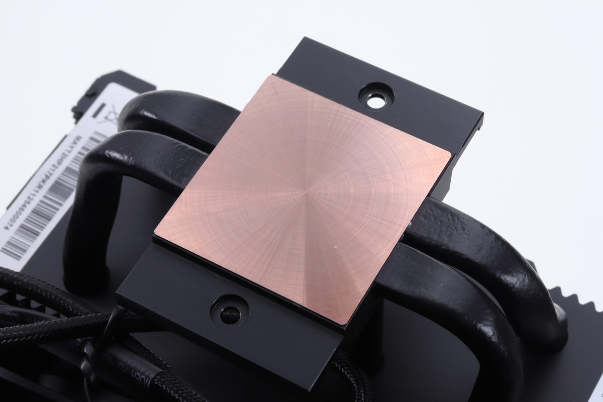 CPUとの接地面には銅製のベースプレートが装着されている