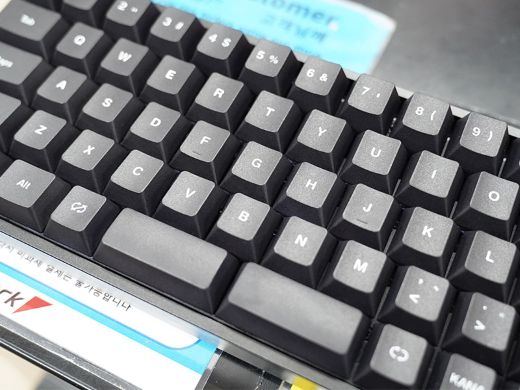 分割スペースバー採用/ラピトリ対応の65%日本語キーボード「VARO