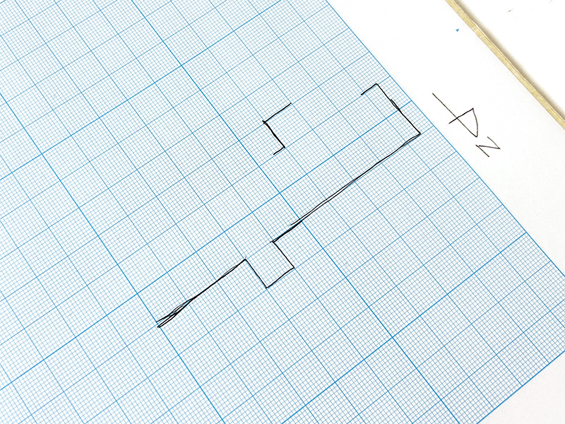 フィールドマップは、通路で北を向いている時と南を見ているときとでは、画面に描画されるものが変わります。北向き時と南を向いた時では画面が反転するので、マッピングする際には紙を180度ひっくり返す必要がありました。試しに、1cm×1cmのマス目を1ブロックとして、1画面を横5ブロック×縦2ブロックでマッピングしてみました。1枚目の写真はスタート地点から左に1ブロック移動したところで、それを書き込んだのが2枚目の方眼紙写真です。左側の5ブロック×2ブロック分が、写真の位置に対応しています。主人公を画面下に移動させると、3枚目の写真の場面に。ここで方眼紙を反転させて書き込むと、写真4枚目のようになる、という感じでした。