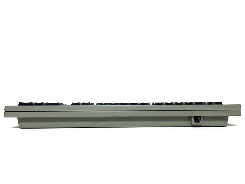 キーボードも、本体と同じカラーリングを採用しています。赤で目立っていたBREAKは、FM77AVのキーボードと同じく他の特殊キーと変わらないカラーになりました。FM77AVから長らく、メインのキーが白、特殊キーがグレーというカラーリングでしたが、本キーボードではメインキーが濃いグレー、特殊キーはブラックという配色になっています。背面には、miniDIN4ピン端子が用意されていました。