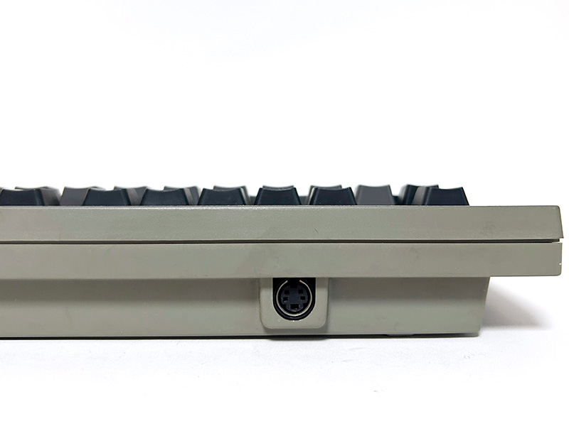 キーボードも、本体と同じカラーリングを採用しています。赤で目立っていたBREAKは、FM77AVのキーボードと同じく他の特殊キーと変わらないカラーになりました。FM77AVから長らく、メインのキーが白、特殊キーがグレーというカラーリングでしたが、本キーボードではメインキーが濃いグレー、特殊キーはブラックという配色になっています。背面には、miniDIN4ピン端子が用意されていました。