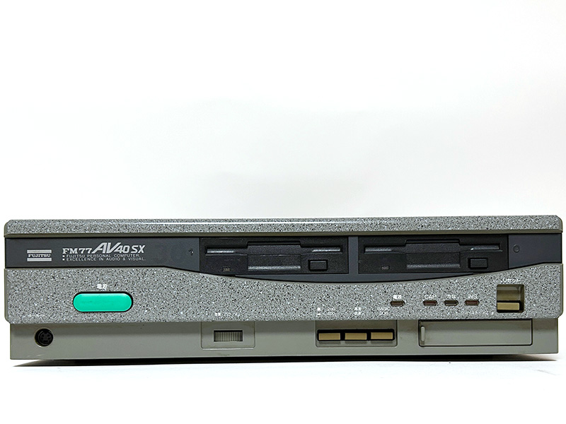 本体正面は左に富士通のロゴと機種名、その下には“FUJITSU PERSONAL COMPUTER.”と“EXCELLENCE IN AUDIO & VISUAL.”と書かれていました。隣には3.5インチFDDが2基、その下には電源スイッチと電源、CAP、かな、INSの各インジケータ、そしてリセットボタンと並んでいます。最下段にはキーボードコネクタと音量・バランスつまみ、200ライン/400ライン、高速/低速、BASIC/DOSの切換ボタンがありました。