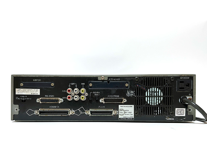 背面は左側上段から拡張FDDインタフェーススロット、ビデオコンバート時のモード選択スイッチ、RS-232Cコネクタ、I/O拡張バス端子、音声、映像入出力端子、色の濃さ調節つまみ、色合い調節つまみ、オプションI/Oスロット、25ピンアナログRGB端子、プリンタポート、サービスコンセントとなっていました。