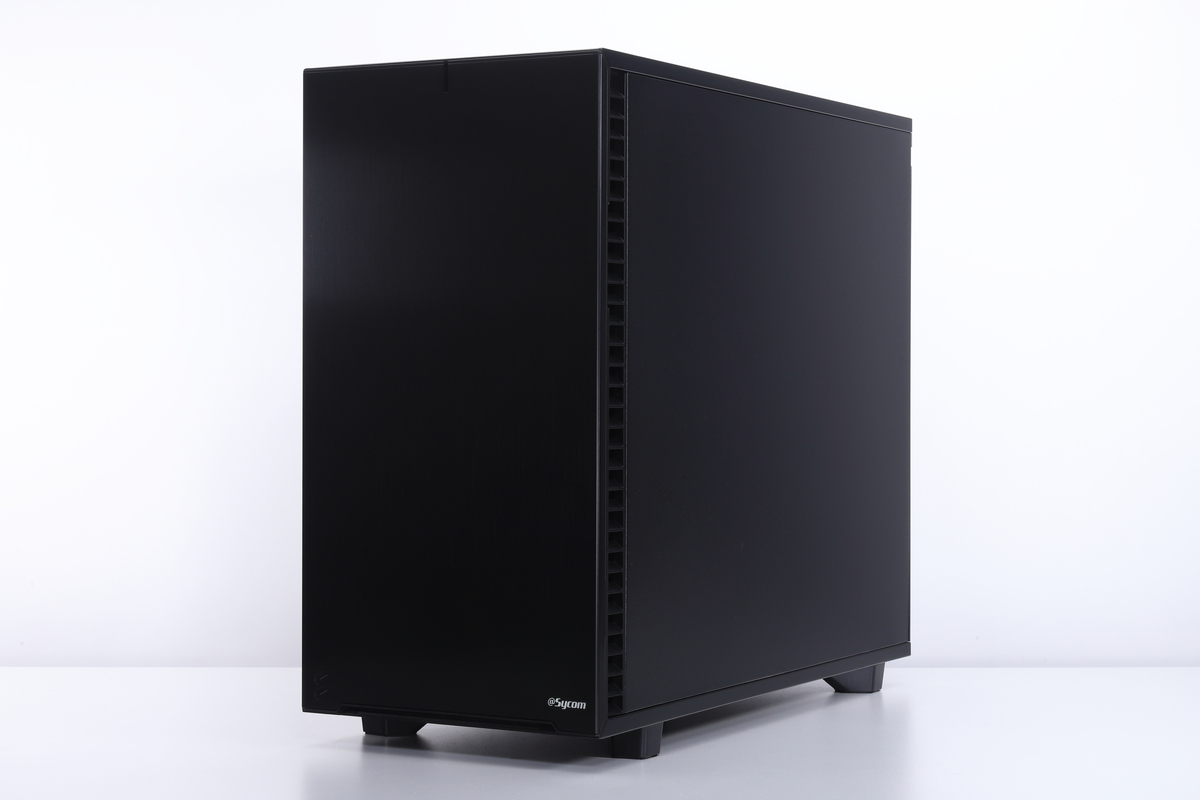 サイコム Lepton Hydro Extreme WSX870A。筐体にはソリッドパネル仕様のFractal Design Define 7を採用している