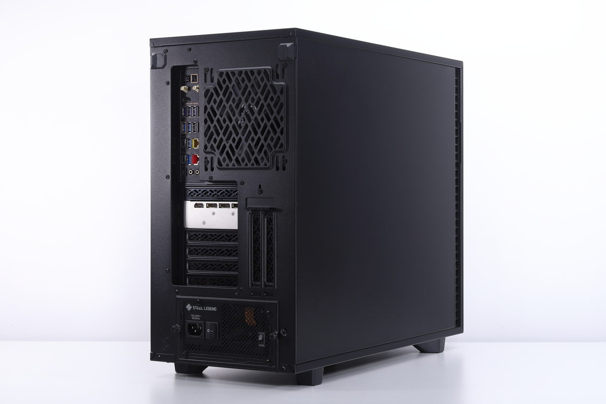 背面側。マザーボードやビデオカードのインターフェイスにアクセス可能で、底部には電源ユニットが配置されている