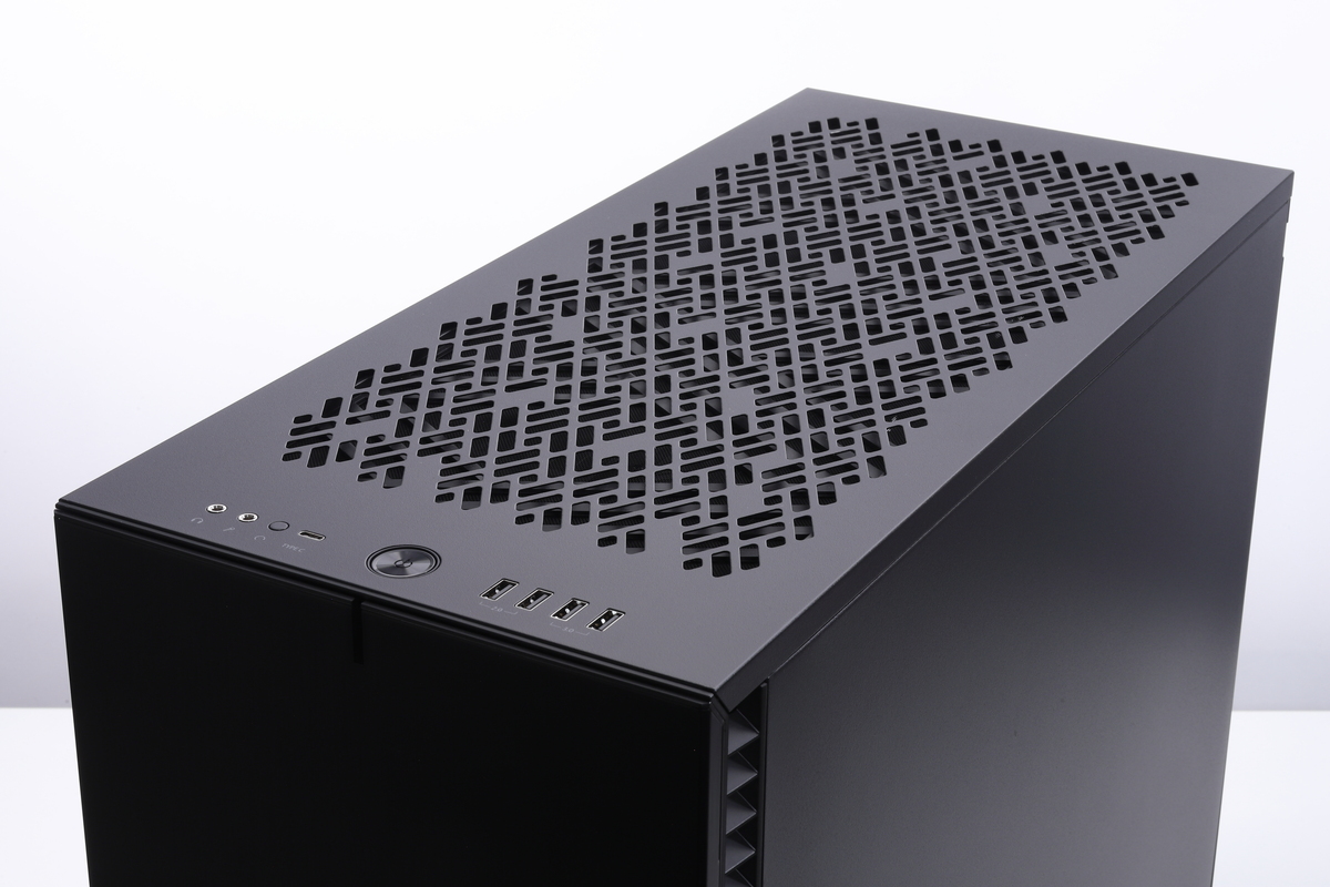 天板。通気口が設けられており、CPU用水冷クーラーの排気口として機能している