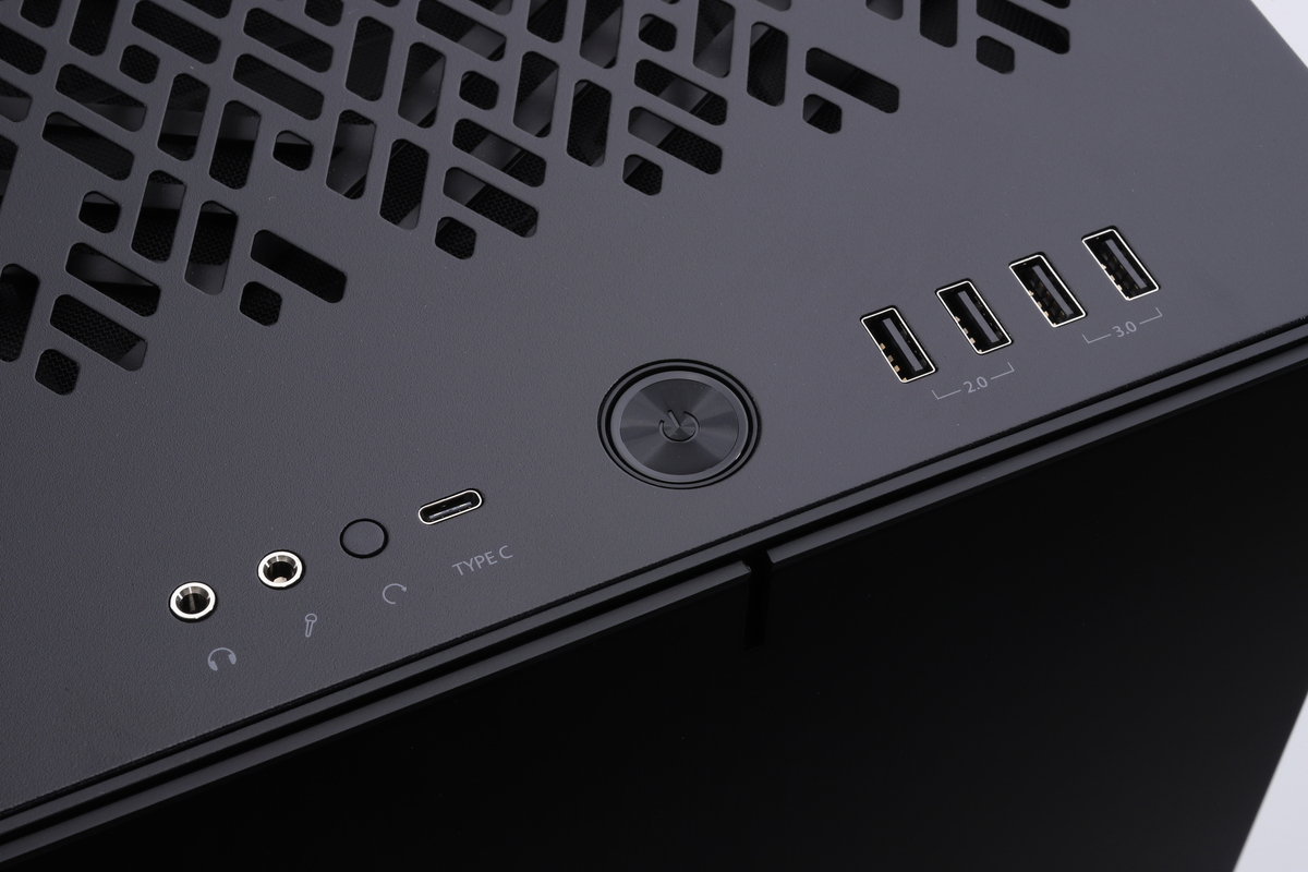 天板前面には、電源スイッチやUSBポートが配置されている