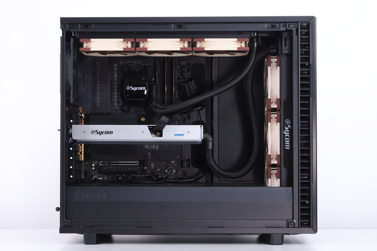 Lepton Hydro Extreme WSX870Aの内装。天板と前面に360mmラジエーターが配置されている