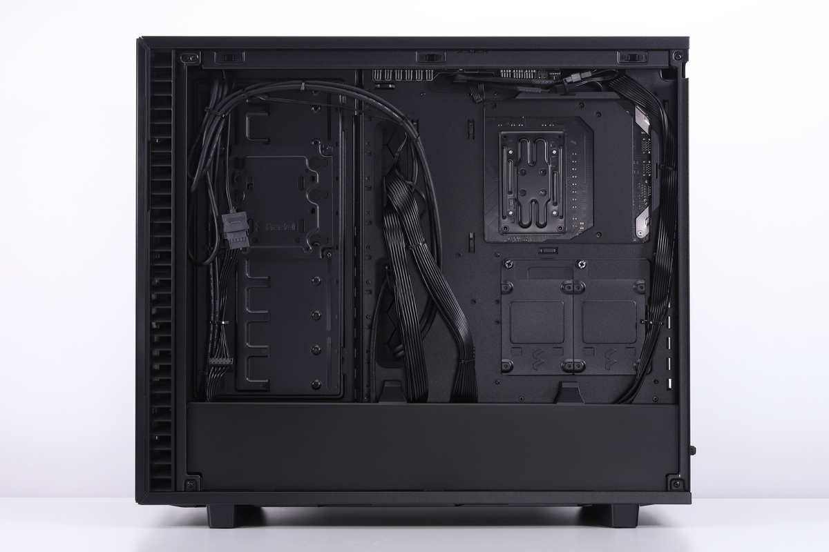 背面は配線スペースとなっている。よく整理されたスマートなケーブリングだ