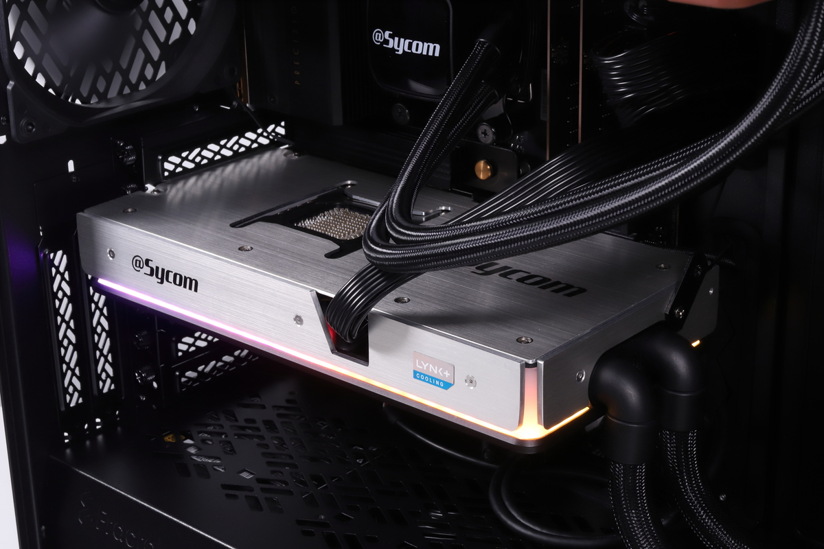 サイコム独自の水冷ビデオカード「Hydro LC Graphics Plus GeForce RTX5090 32GB」。ラジエーターはケース前面から吸気方向に設置されている