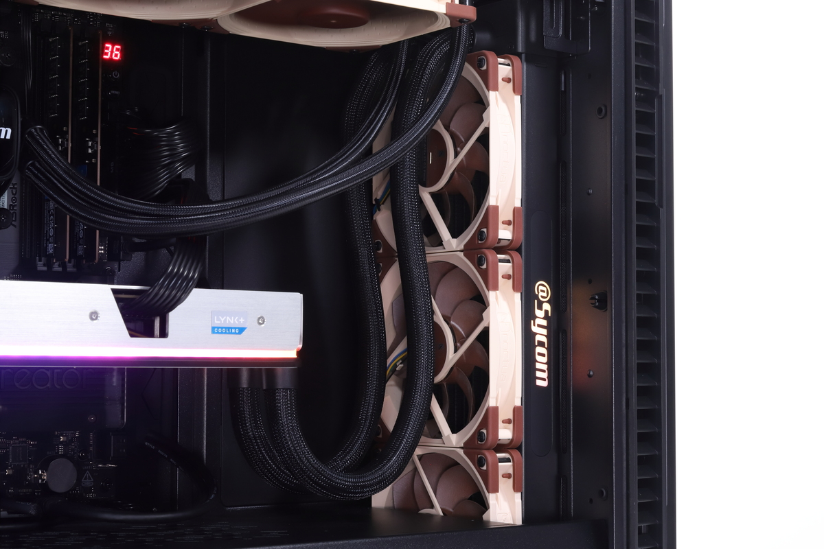 サイコム独自の水冷ビデオカード「Hydro LC Graphics Plus GeForce RTX5090 32GB」。ラジエーターはケース前面から吸気方向に設置されている