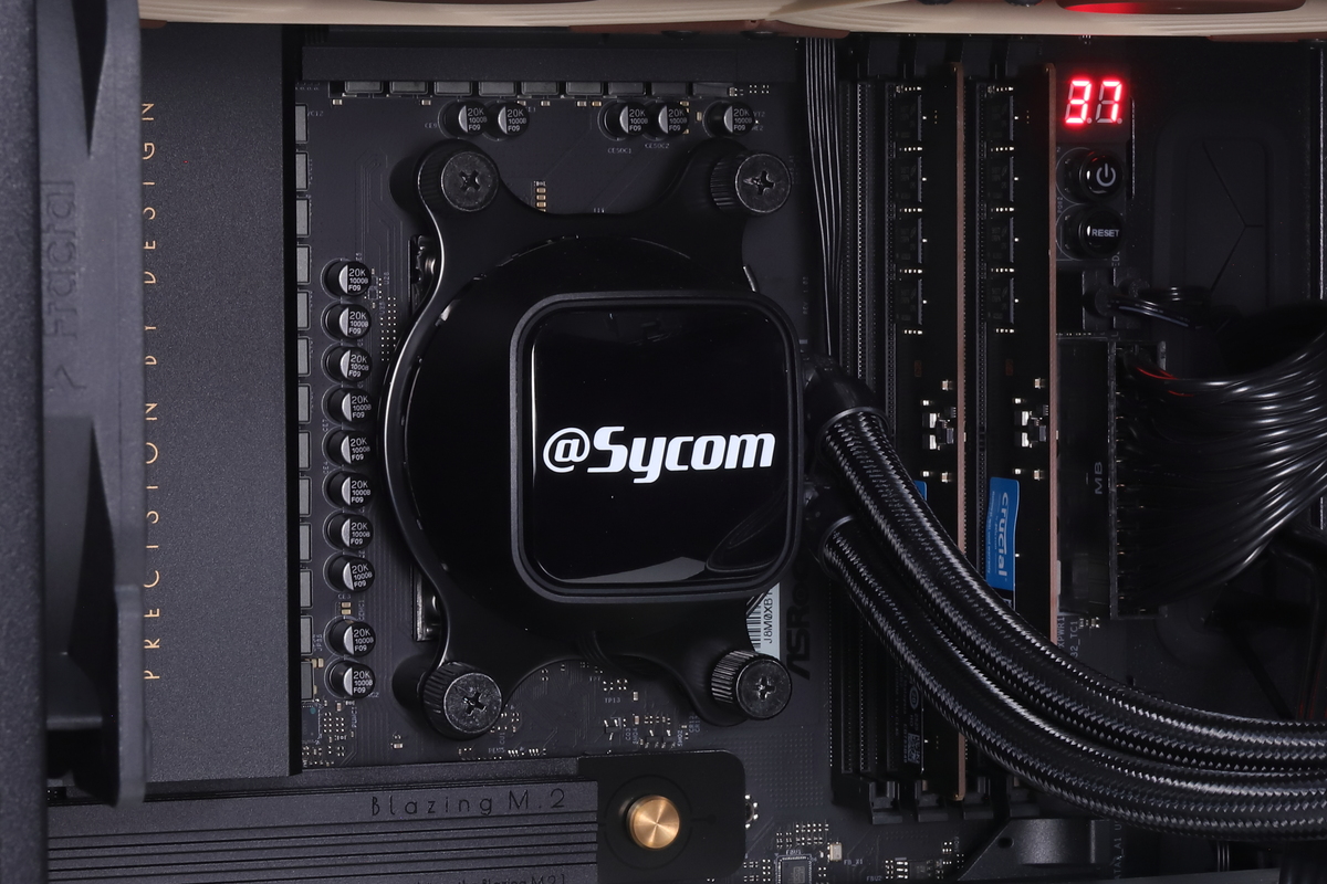 Ryzen 9 9950X3Dの冷却を担当する360mmオールインワン水冷クーラー。ラジエーターはケース天板に排気方向で設置されている