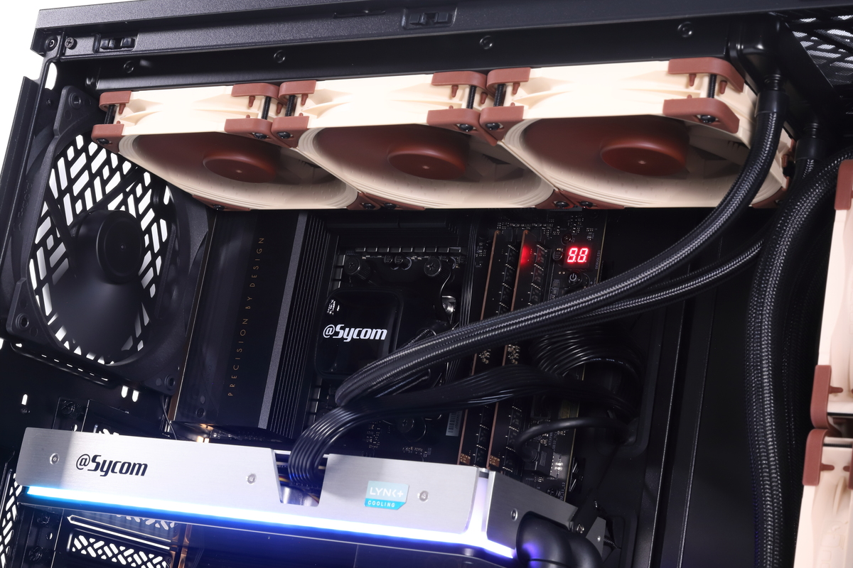 Ryzen 9 9950X3Dの冷却を担当する360mmオールインワン水冷クーラー。ラジエーターはケース天板に排気方向で設置されている