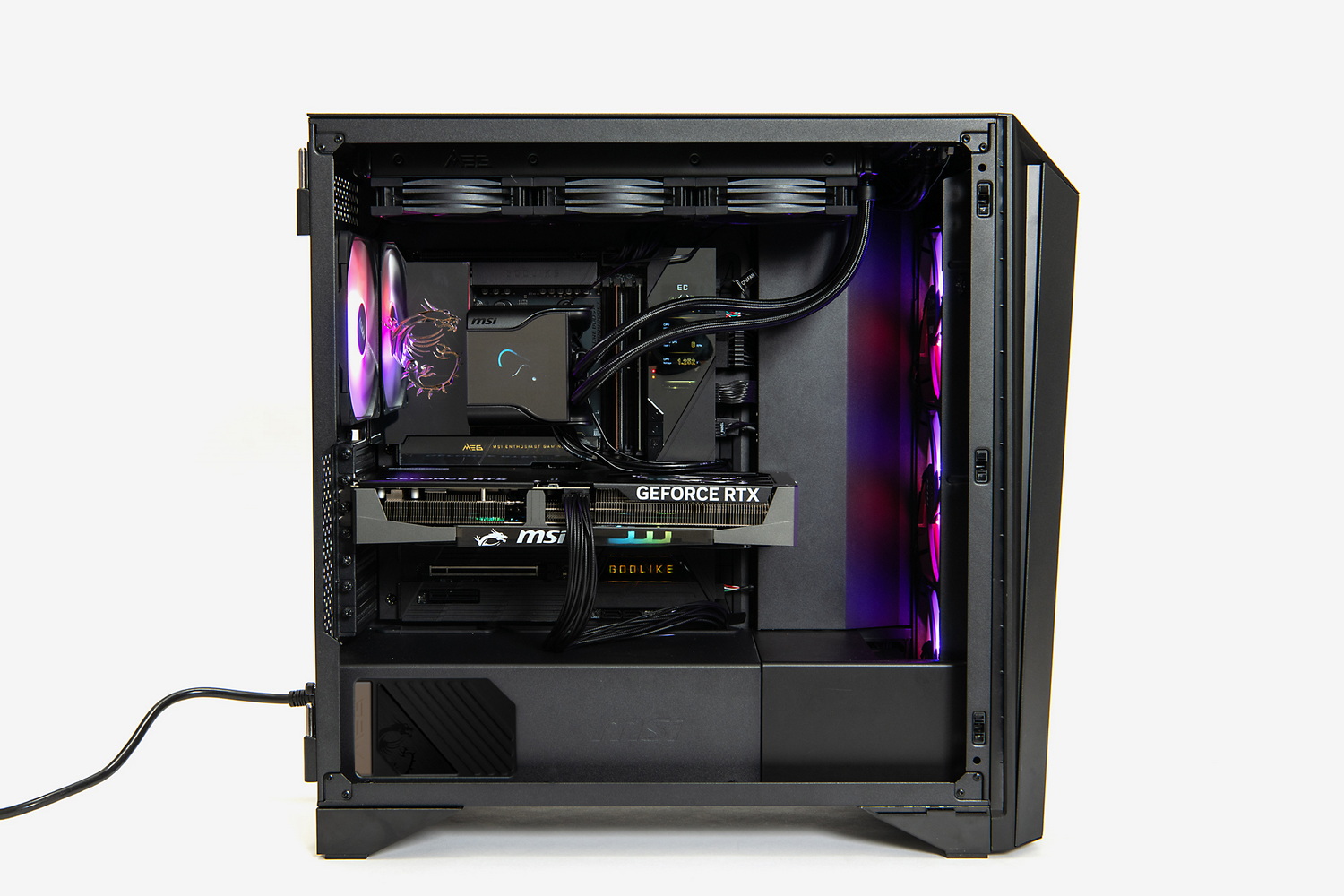 MEG構成PCの内部。マザーボードにステータス用液晶パネルが内蔵されているので、内部をカッコよく見せる構成に仕上げた