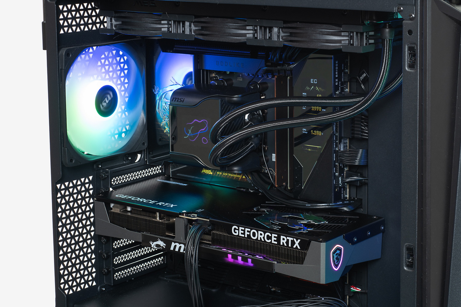 MEG構成PCの内部。マザーボードにステータス用液晶パネルが内蔵されているので、内部をカッコよく見せる構成に仕上げた