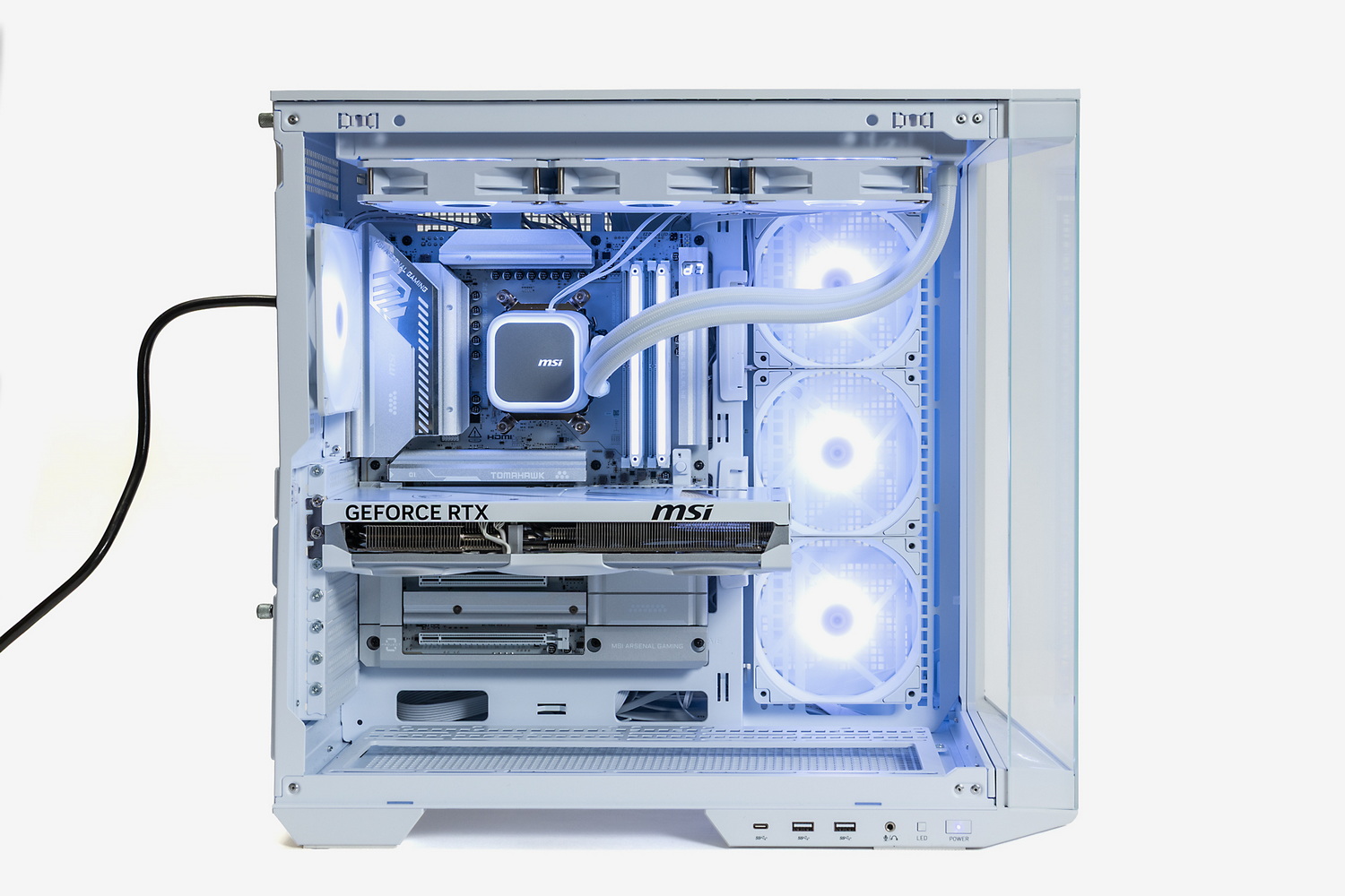 格付け的にはミドル～エントリー寄りのMAGシリーズだが、今回のオールホワイト構成は、ケーブルのまったく目立たない仕上げにしたため、“最先端”イメージが強い