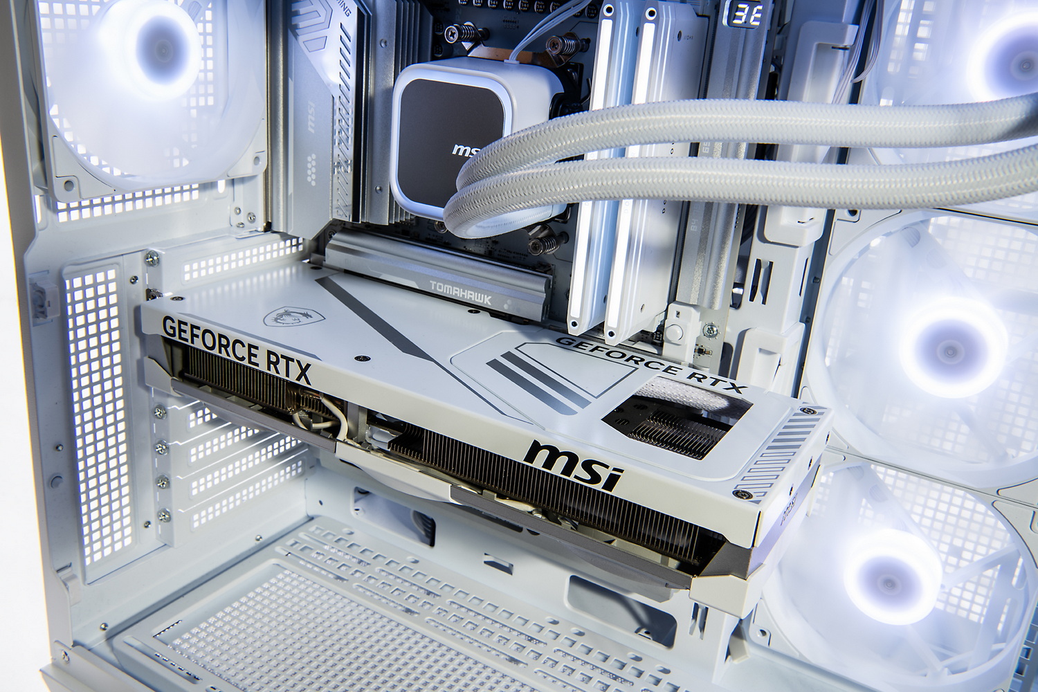 格付け的にはミドル～エントリー寄りのMAGシリーズだが、今回のオールホワイト構成は、ケーブルのまったく目立たない仕上げにしたため、“最先端”イメージが強い