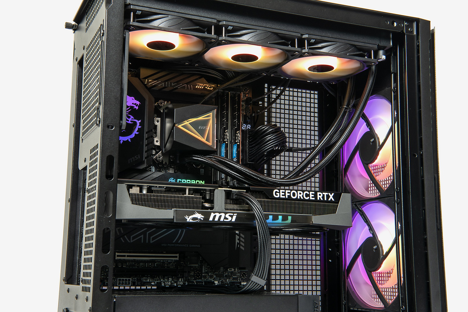 IntelプラットフォームでまとめたPCの内部。MEGと同じく黒基調でまとめているが、マッシブなMEG構成に対して、MPG構成はシャープな印象