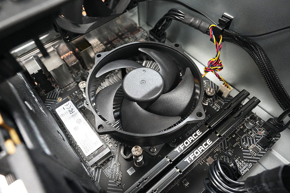 発熱が大きいCPUではないこともあり、コンパクトなCPUクーラーが搭載されている