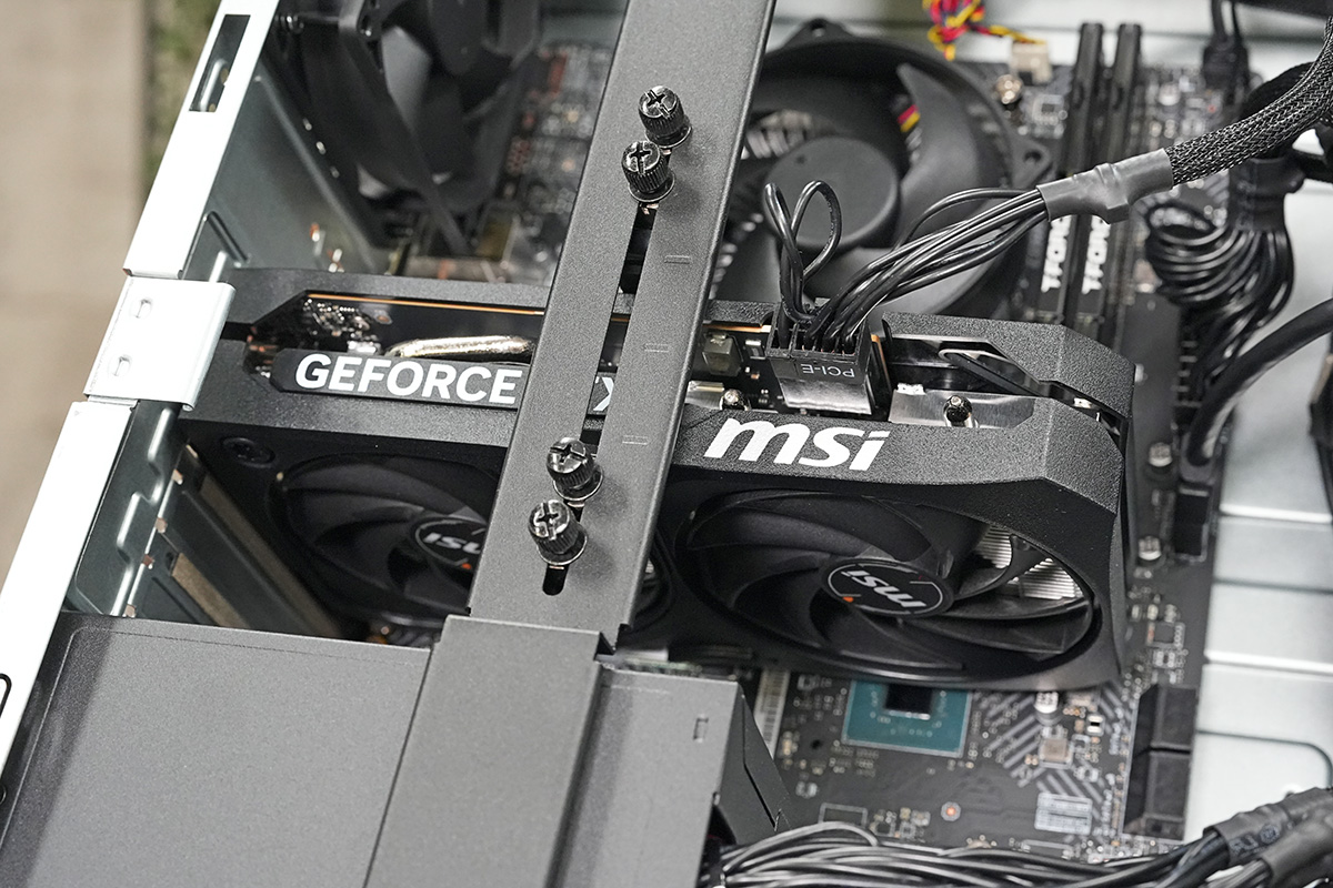 ファンを2基備えるクーラーを搭載している