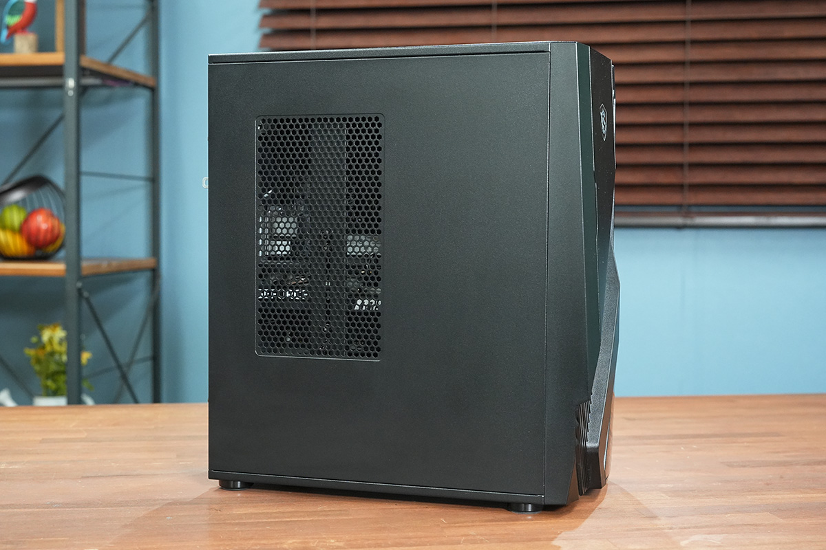 左側面パネルには通気口が設けられている