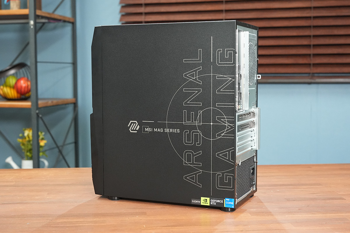 右側面パネルにはMAGシリーズのロゴをあしらったグラフィカルなデザインがプリントされている