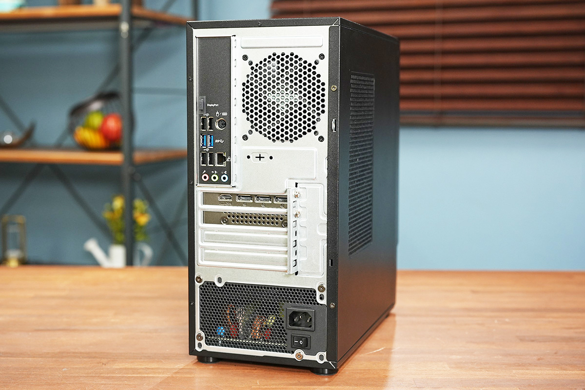 背面側はオーソドックスなレイアウトになっている