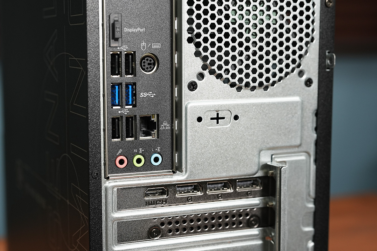 リア側にはUSB 3.2 Gen1 Type-A×2、USB 2.0×4を搭載。ビデオカードの出力端子はDisplayPort 2.1b×3、HDMI 2.1b×1の構成