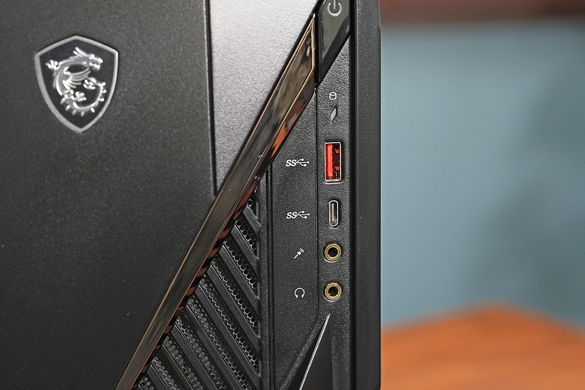 フロント側のインターフェイス、USBポートはUSB 3.2 Gen1のType-CとType-Aを1つずつ備える